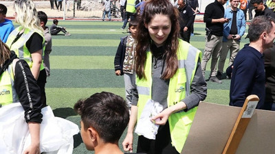 Ünlüler depremzede çocuklarla bir araya geldi