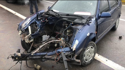 Bariyerlere çarpan otomobilin motoru metrelerce savruldu