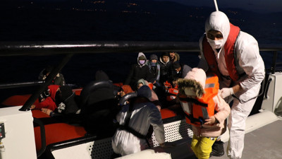 Ayvacık açıklarında 77 kaçak göçmen yakalandı