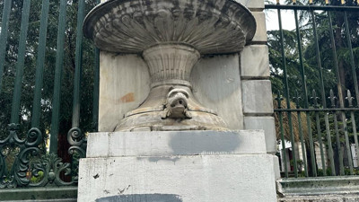 Hırsızlar her yerde. Galatasaray Lisesi'nin önündeki tarihi heykel çalındı. Gözlerden sürmeyi çalarlar da farkında olmazsınız