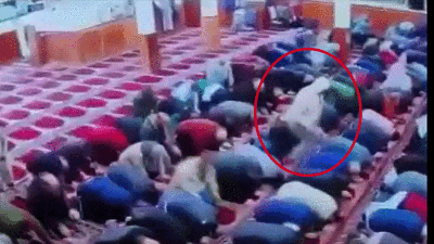 ABD'de korkunç saldırı. Cemaatin üzerinden atlayıp elindeki bıçağı imamın sırtına sapladı