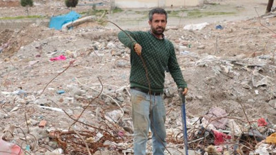 Depremde yıkılan bina demirleri geçim kapısı oldu