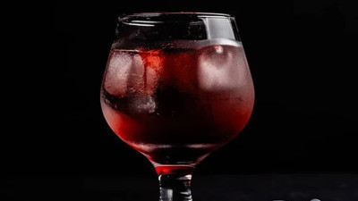 Tavşan kanı değil garson kanı. Kendi kanıyla kokteyl yapıp müşterilere içirdi