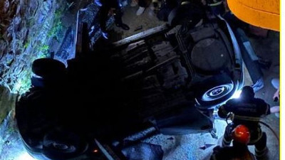 15 metrelik apartman boşluğuna aracını uçurdu