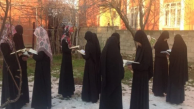 Kız çocuklarına burkalı eğitim. Burası Türkiye