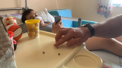 Mıknatıslı bilye yutan Miraç yaşama böyle tutundu