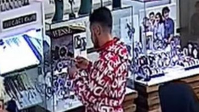 Arkadaşının çaldığı saati geri verdi