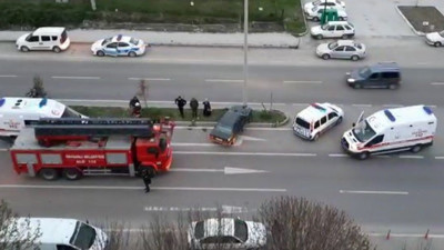 Otomobil aydınlatma direğine çarptı: 3 yaralı