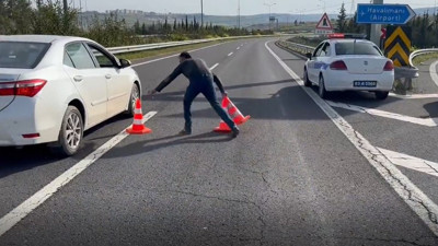 Şanlıurfa'da Erdoğan isyanı: Vatandaş kesilen yolu kendi açtı