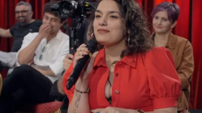 Hasan Can Kaya konuğunun dekoltesini görünce dayanamadı. Kıyafeti programa damga vurdu