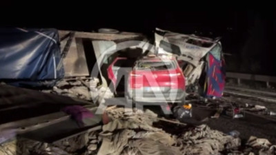 Devrilen TIR karşı yola geçip otomobili ezdi. Feci kazada 2 kişi hayatını kaybetti