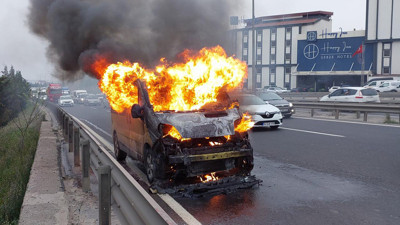 Seyir halindeki panelvan alev alev yandı