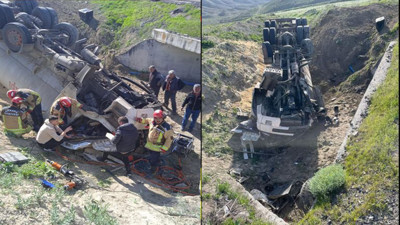 Yem yüklü kamyon menfeze devrildi: Şoför öldü
