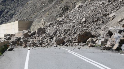 Artvin-Erzurum karayolunda heyelan