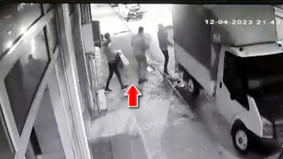 Kendisinin olduğunu söyleyerek ağır hasarlı binadaki eşyaları çaldı