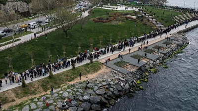 Onu görmek için Boğaza koştular. İstanbul sahilinde iki kilometrelik kuyruk oluştu