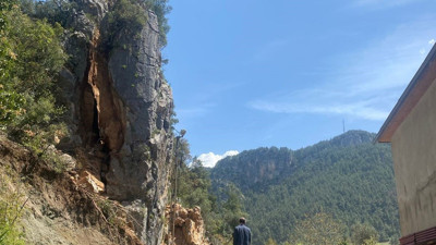 Depremde ortadan ikiye ayrılan kayanın yıkımı böyle görüntülendi