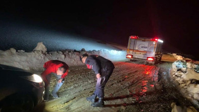 Bayburt'ta kar nedeniyle yolda mahsur kalan sürücü kurtarıldı