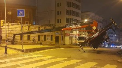 Fatih'te sepetli vinç devrildi