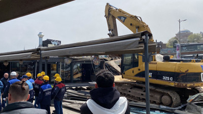 İBB Üsküdar’daki kaçak kafeyi yıktı. Bir kişi kafenin çatısına çıkıp silah çekmişti