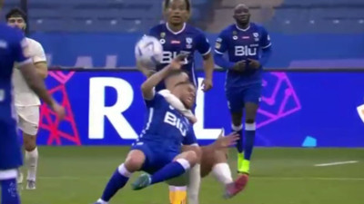 Güreşçi misin Ronaldo, bu ne hal. Rakibini yere serdi