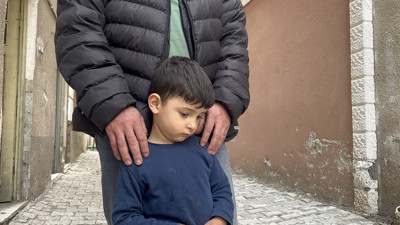 Sokak köpekleri 4 yaşındaki çocuğa dehşeti yaşattı