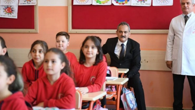 Milli Eğitim Bakanı Özer’in ziyaret edeceği okulda sınıf mevcutları 50’den 30’a düşürüldü. Kalabalık sınıfa bakan ayarı