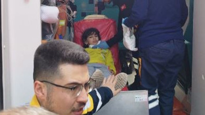 Çocuğun çenesine demir saplandı