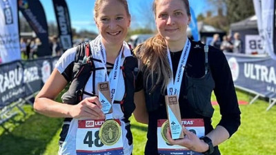 Maratonda büyük skandal: 47 yaşındaki atlet arabaya binmiş