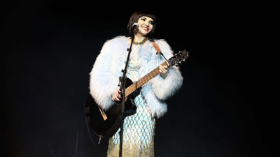 Göksel'den anlamlı konser! Şarkılarını deprem bölgesindeki kız çocukları için okudu