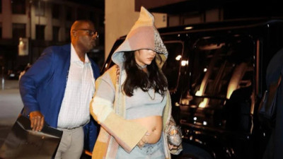 Rihanna göbeğini göstermekten vazgeçmiyor