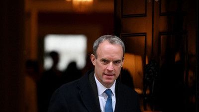 İngiltere Başbakan Yardımcısı zorbalık suçlamalarından sonra istifa etti