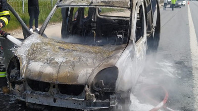 Seyir halindeki hafif ticari araç alev alev yandı