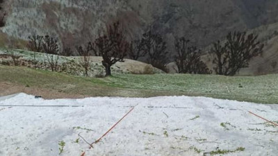 Gökten ceviz büyüklüğünde yağdı. Vatandaş kaçtı