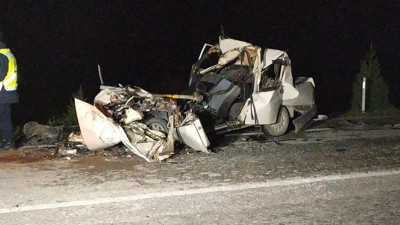 Civciv yüklü kamyona arkadan çarptı: 2 ölü