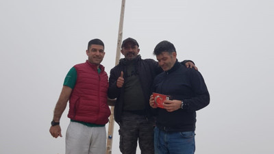 Bin 900 rakımlı zirvede yıpranan Türk bayrağını değiştirdiler