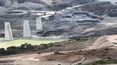 Viyadük inşaatında heyelan anbean kaydedildi: Yusufeli'nde dağın bir yamacı kaydı göle indi