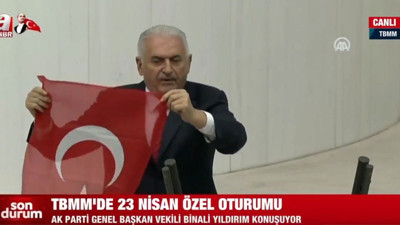 Binali Yıldırım İstiklal Marşı'nı kağıda bakarak yanlış okudu