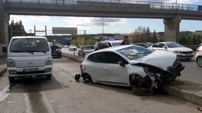 Otomobil, üst geçidin ayağına çarptı: 1'i ağır, 3 yaralı