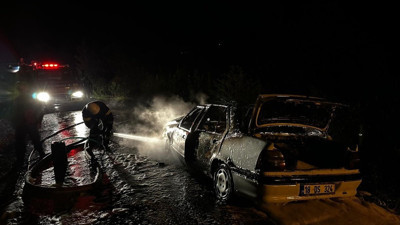 Giden otomobil ateş topuna döndü. Alev alev yanan otomobil küle döndü
