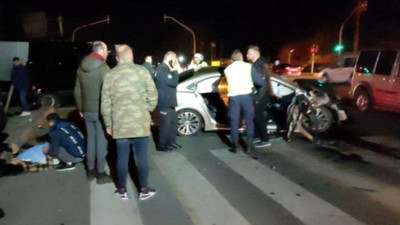 Minibüs ve otomobilin karıştığı kazada 20 yaralı var