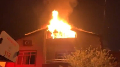 İki katlı binanın çatısı alev alev yandı