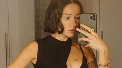 Zeynep Bastık derin dekoltesiyle poz verdi. Herkes aynı yere odaklanıp aynı yorumu yaptı