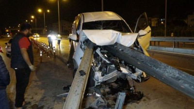 Otomobil bariyere ok gibi saplandı