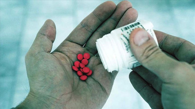 Midesinde uyuşturucu dolu kapsüller patlayınca hayatını kaybetti