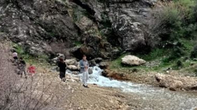 Depremden sonra kayaların altında çıktı. Köylüler şaşkına döndü