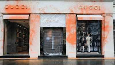 Lüks markalara çevre aktivistlerinden boyalı saldırı