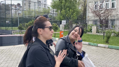 Pişkinliğin böylesi! Hem çaldı hem de gazetecilere gülerek el salladı...