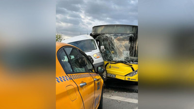 Pendik’te İETT otobüsü ile servis minibüsü çarpıştı: Yaralılar var