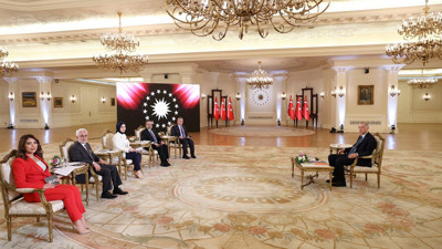 Siyasilerden Erdoğan'a 'geçmiş olsun' mesajları. Canlı yayın sırasında rahatsızlanmıştı